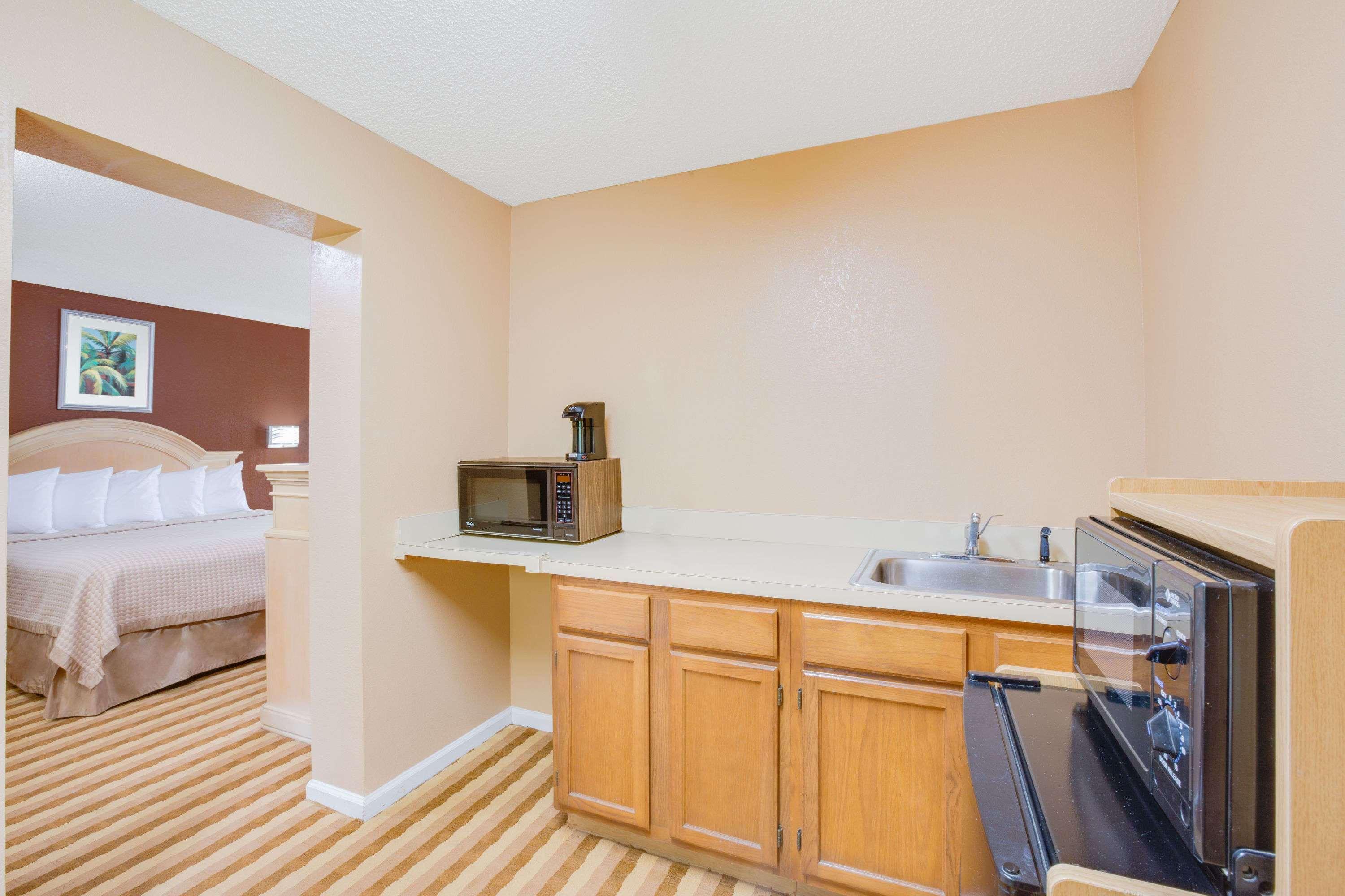 Columbus Inn And Suites Εξωτερικό φωτογραφία
